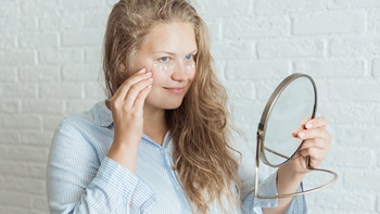 ragazza si guarda allo specchio